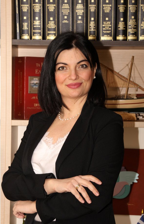 Η δικηγόρος Άννα Χ. Βάλβη στο γραφείο της